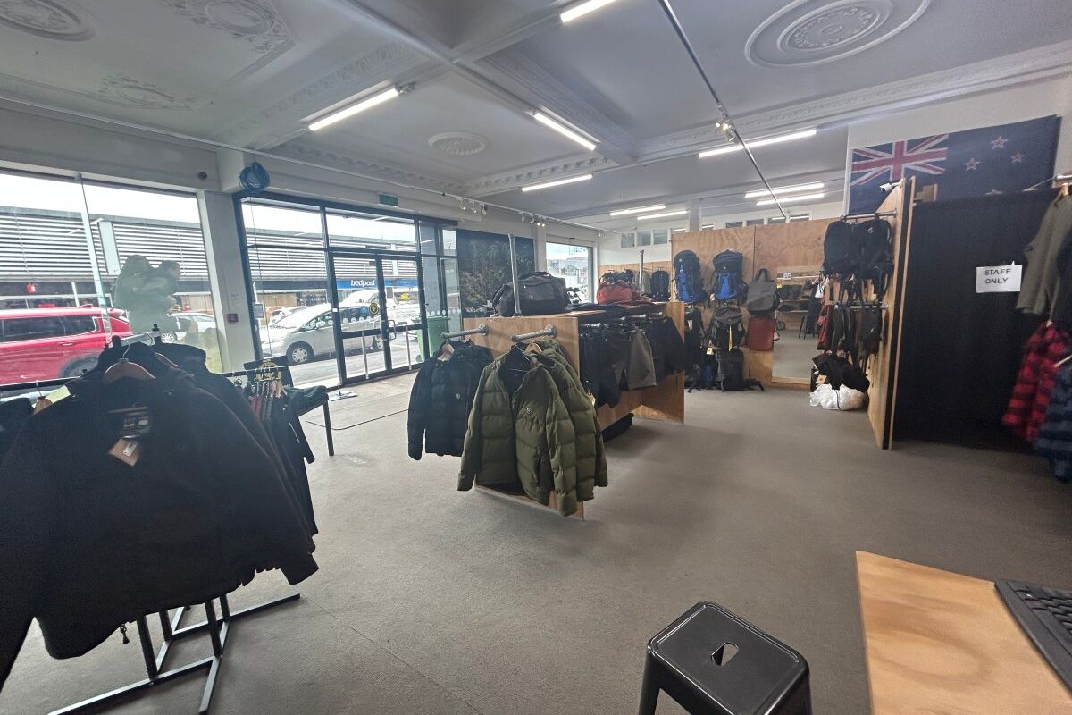 Large Affordable Showroom – pohled 5