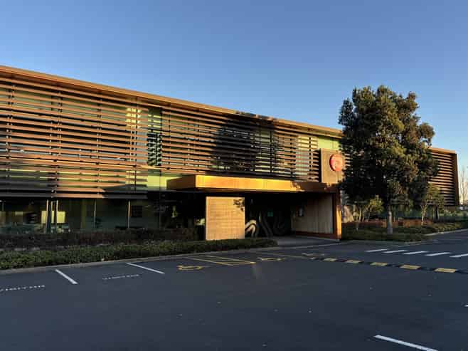 Modern 1,450sqm office in prime Highbrook location