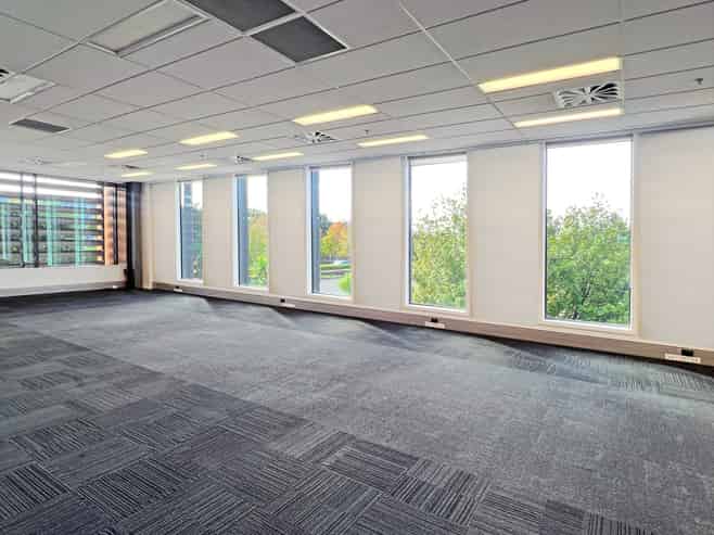 Modern 1,450sqm office in prime Highbrook location