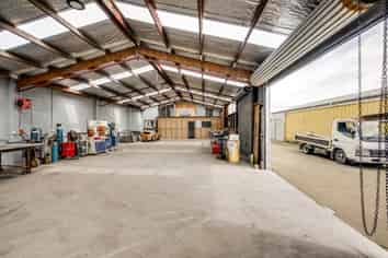 330m² Vacant Warehouse For Sale