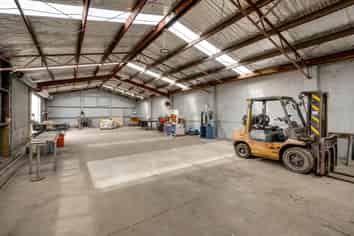 330m² Vacant Warehouse For Sale