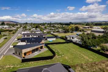 40 Constitution Avenue, Milton