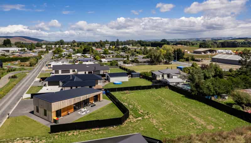 40 Constitution Avenue, Milton