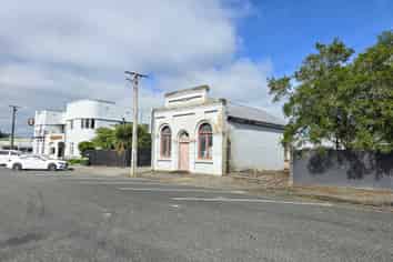 Land, Building, Lifestyle and Income!!