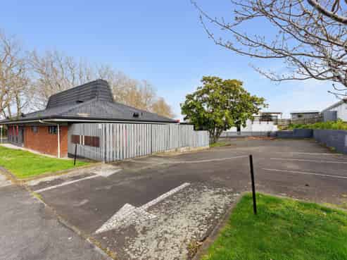 Prime commercial space with ample parking