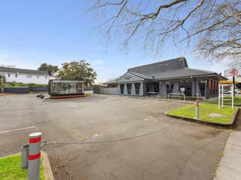Prime commercial space with ample parking