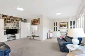 84 Great North Road, Saint Johns Hill