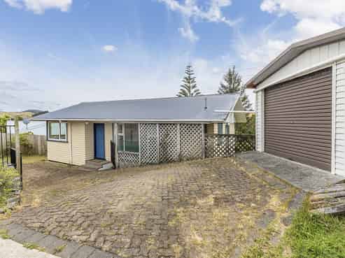 2 Mark Avenue, Paparangi