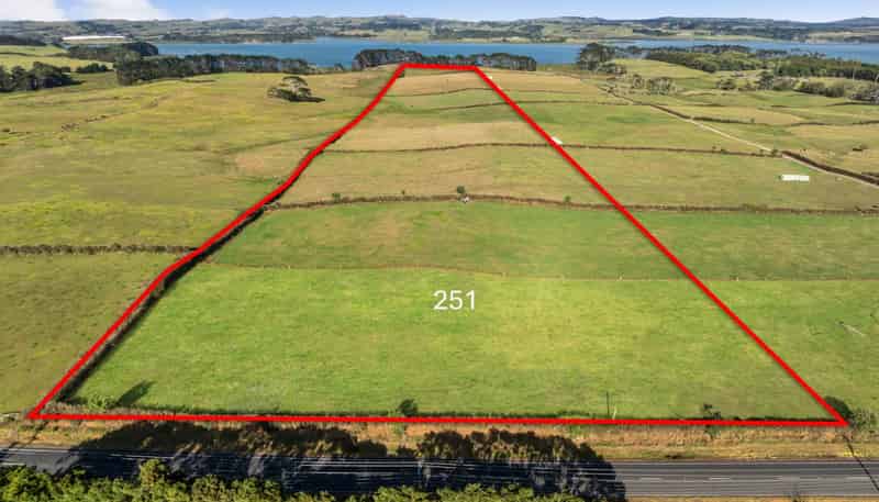 251 Glenbrook Beach Road, Glenbrook