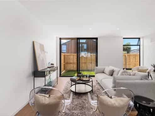 96B Apu Crescent, Lyall Bay