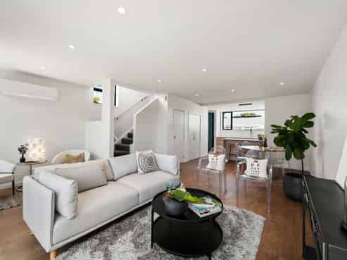 96B Apu Crescent, Lyall Bay