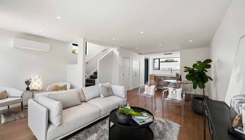 96B Apu Crescent, Lyall Bay