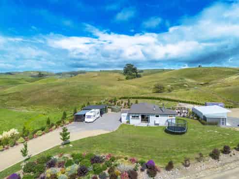 64 Long Range Road, Omakere