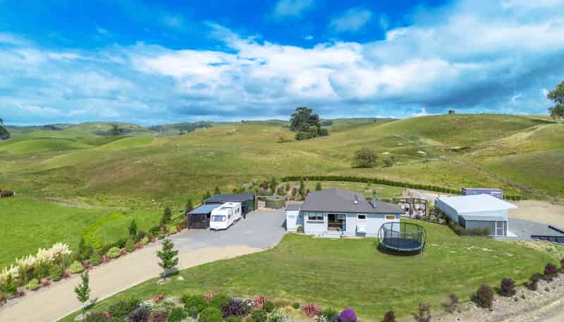 64 Long Range Road, Omakere