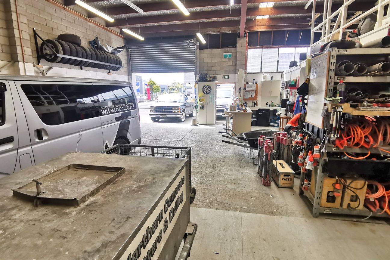Highly desirable 143sqm industrial unit - Aanzicht 4