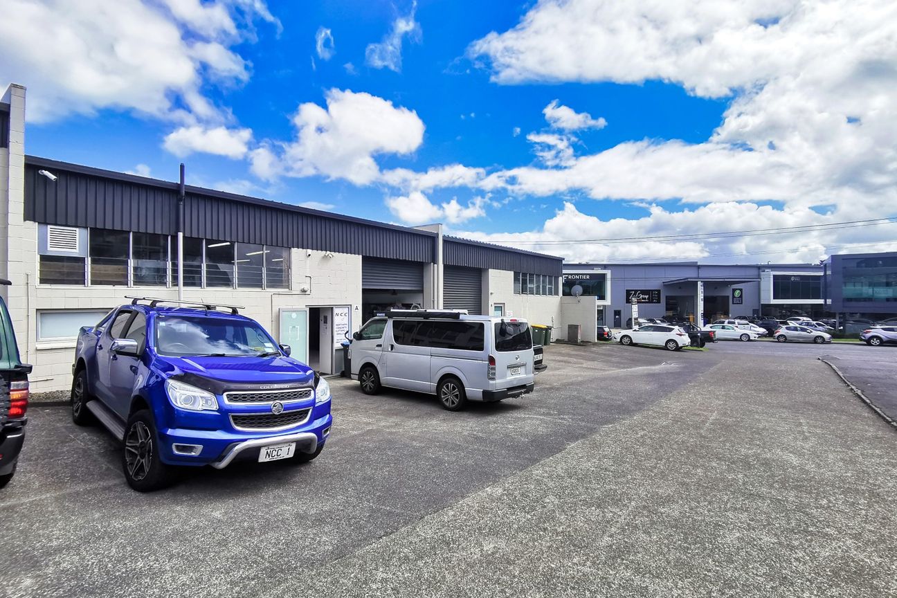 Highly desirable 143sqm industrial unit - Aanzicht 5