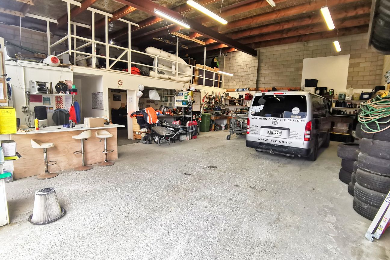 Highly desirable 143sqm industrial unit - Aanzicht 3