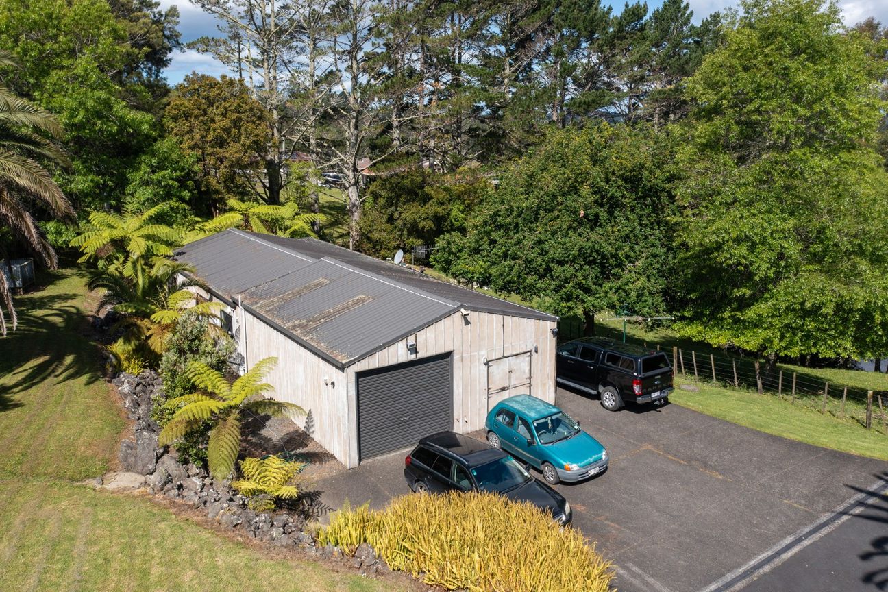 Great Opportunity! Barn with sleepout on 3.29 Ha - View 2