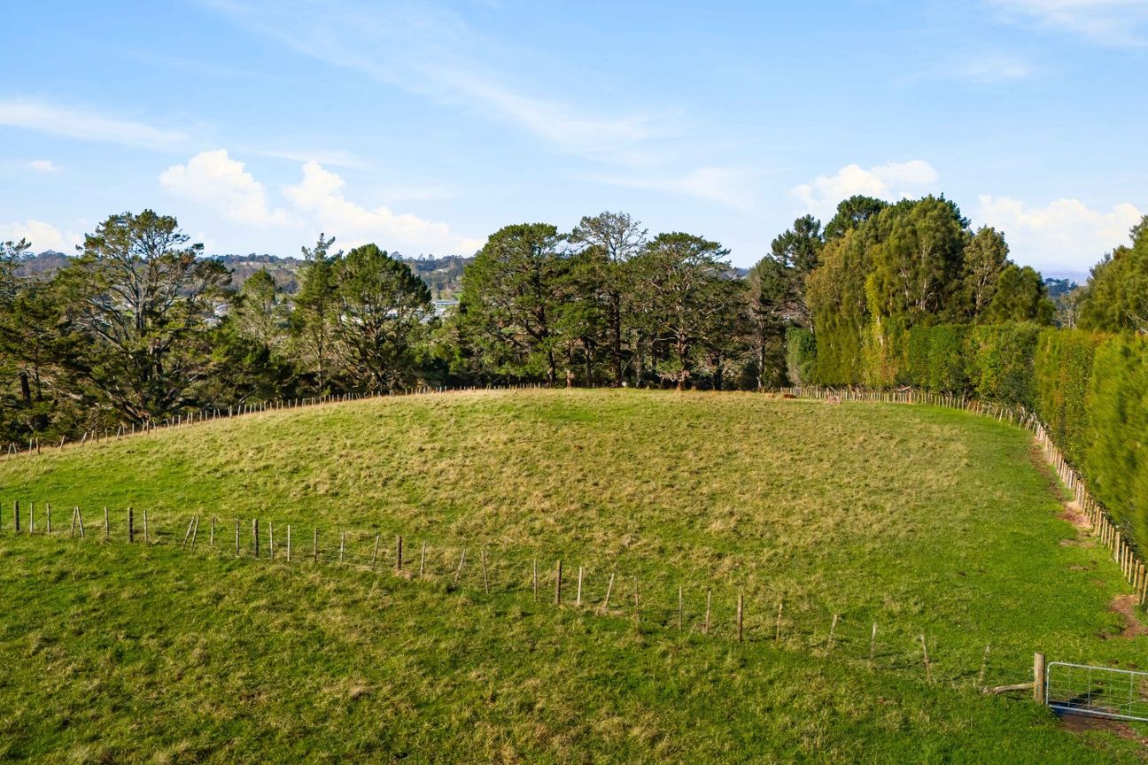Great Opportunity! Barn with sleepout on 3.29 Ha - View 4