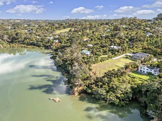 15A Chatham Avenue, Paremoremo