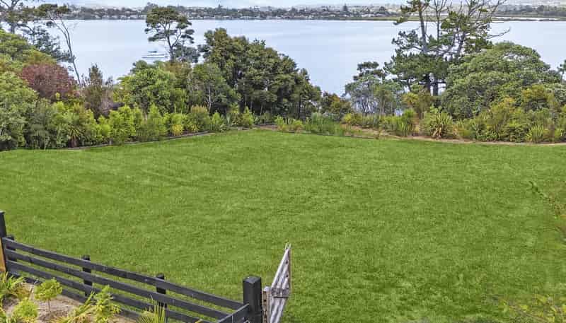 15A Chatham Avenue, Paremoremo