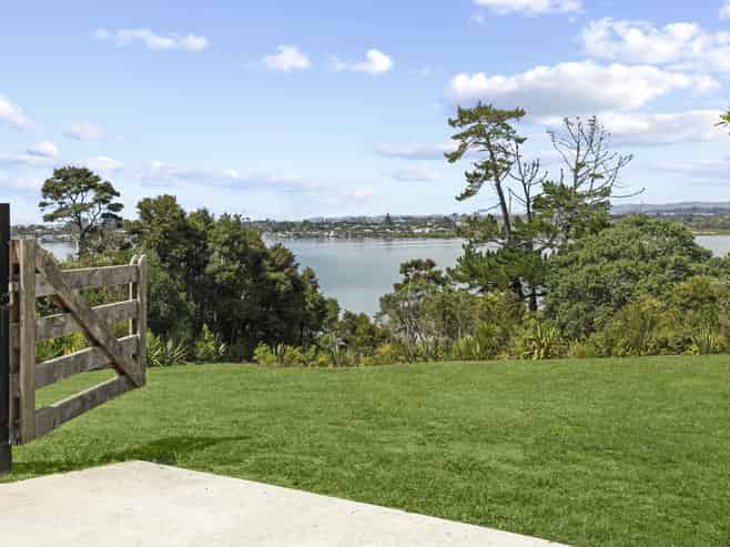 15A Chatham Avenue, Paremoremo