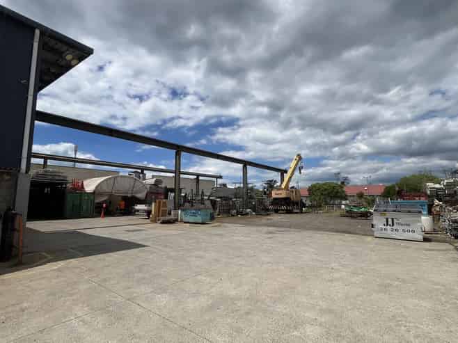 1,027sqm hard working industrial with 600sqm yard