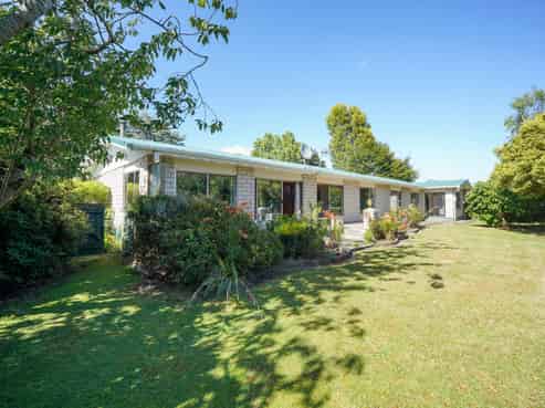 195 Oteramika Road, Tisbury