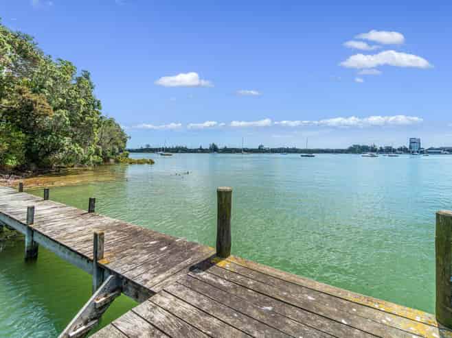 105 Aeroview Drive, Beach Haven