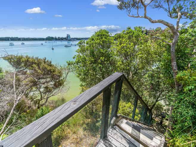 105 Aeroview Drive, Beach Haven