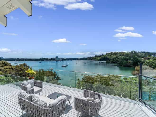 105 Aeroview Drive, Beach Haven