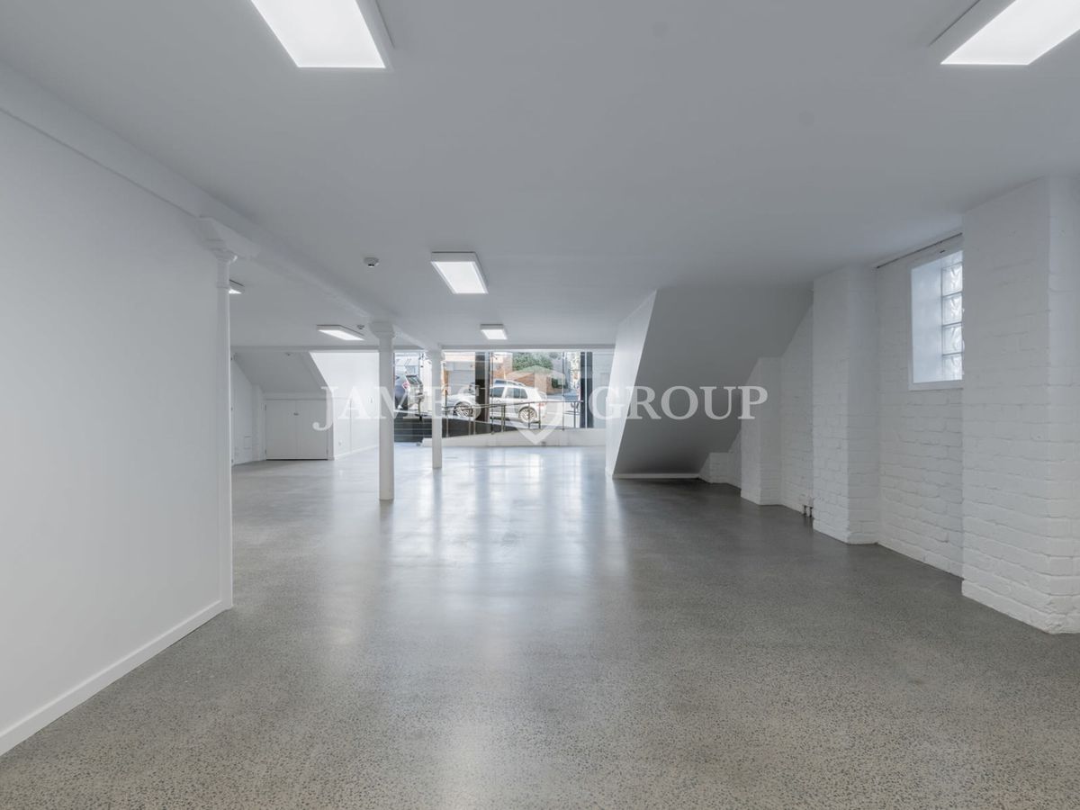 HIGH-STUD OFFICE WITH PRIME EXPOSURE