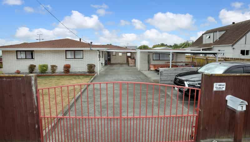 7 Cemetery Road, Sanson