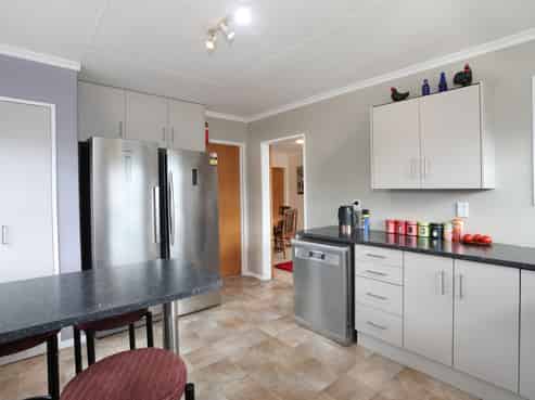 7 Cemetery Road, Sanson