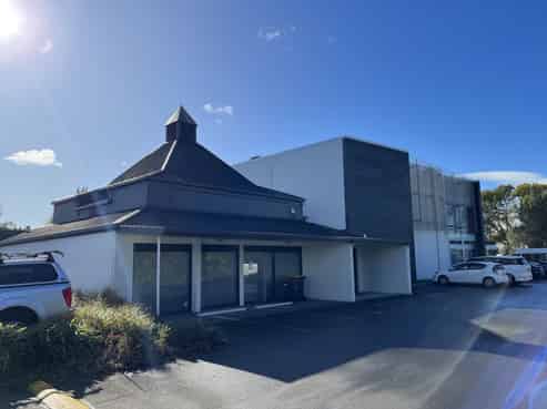 Quality office - $125/sqm, plenty of parking
