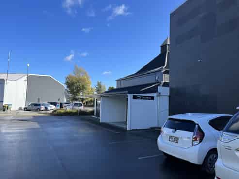 Quality office - $125/sqm, plenty of parking