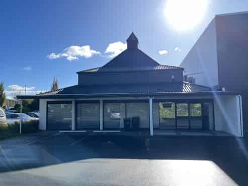Quality office - $125/sqm, plenty of parking