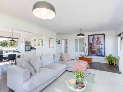 7 Livet Place, Papakowhai