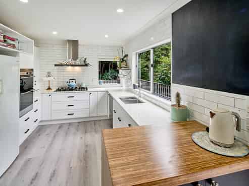 15 Charlotte Way, Raumati South