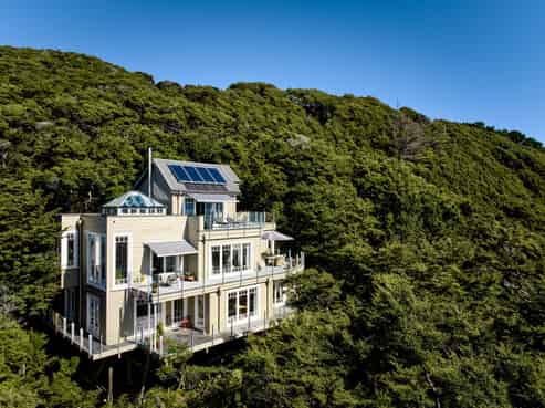 18 Huia Road, Days Bay, Eastbourne