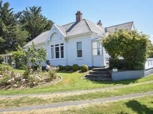 1215 Centre Road, Henley