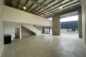 Tidy Mix of Warehouse and Office