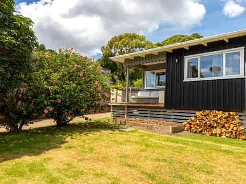 8 Waiata Road, Onetangi