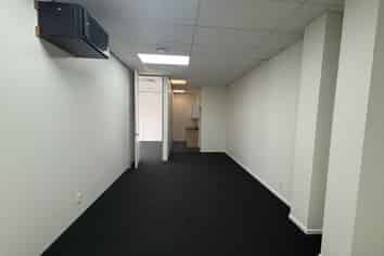 Sweet little mix office/warehouse