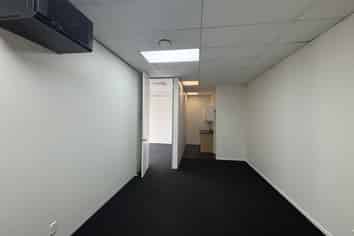 Sweet little mix office/warehouse