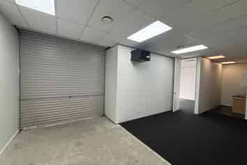 Sweet little mix office/warehouse