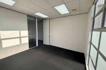 Sweet little mix office/warehouse