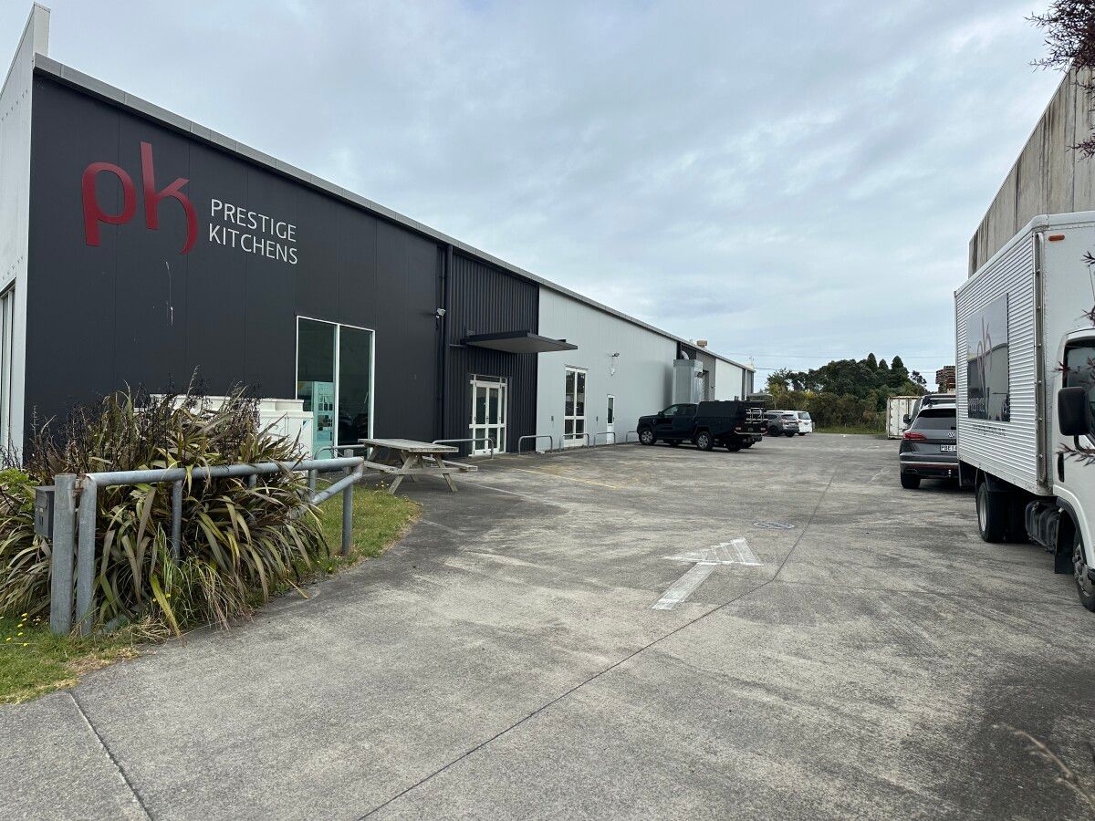 Large Waiwhakaiho Showroom & Workshop - Ansicht 3