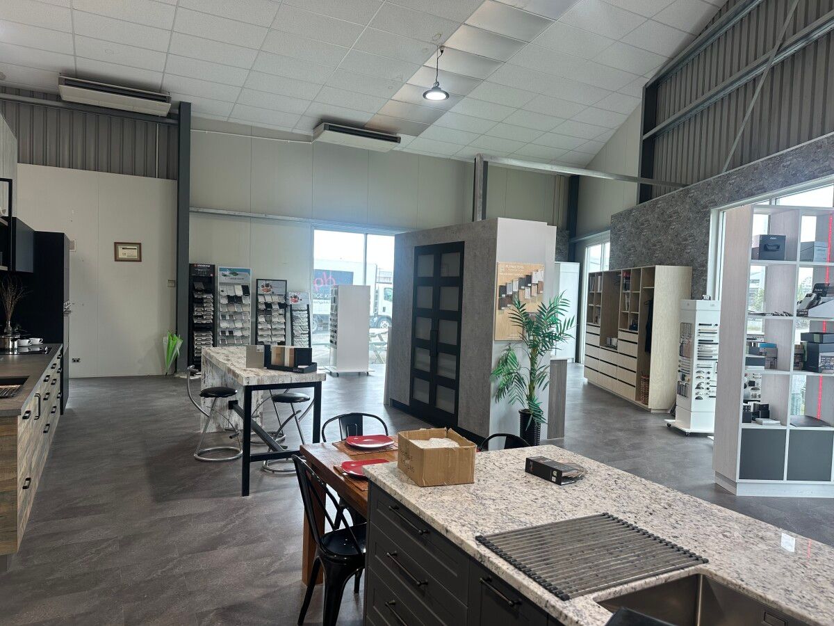 Large Waiwhakaiho Showroom & Workshop - Mehr