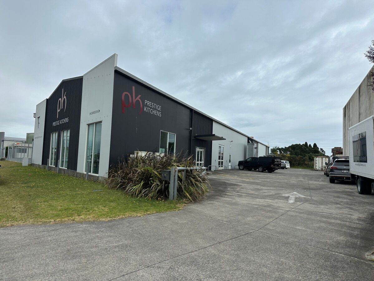 Large Waiwhakaiho Showroom & Workshop - Ansicht 2